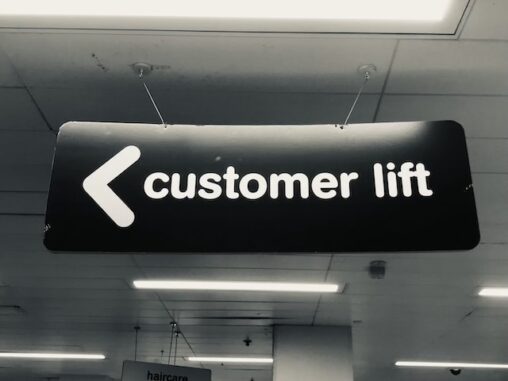 Sign saying 'customer lift'